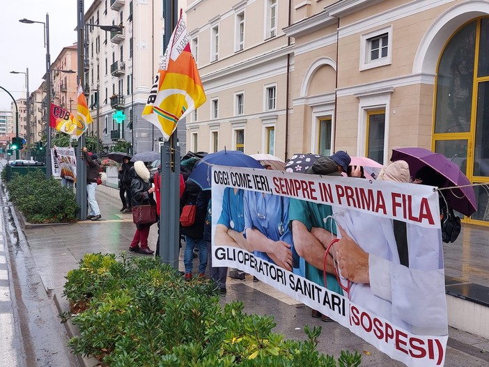 Savona, presidio di sostegno ai sanitari sospesi davanti agli uffici Asl 2: "Imposizioni perdono valore sanitario ma assumono peso coercitivo" Savona, presidio di sostegno ai sanitari sospesi davanti agli uffici Asl 2: "Imposizioni perdono valore sanitario ma assumono peso coercitivo"