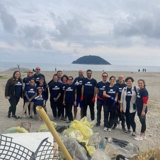 I volontari di "Plastic Free Odv Onlus" ripuliscono le spiagge di Albenga (FOTO)