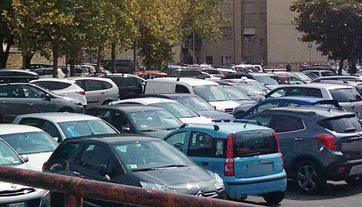 La Riviera dopo Ferragosto? Parcheggi ancora pieni, targhe da tutta Europa