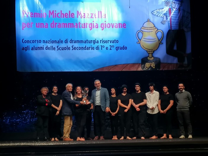 Il premio "Michele Manzella" al gruppo del teatro del Ferraris Pancaldo di Savona