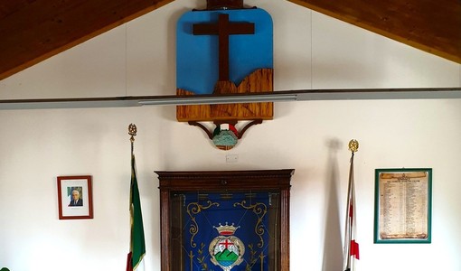Un omaggio al Comune di Pietra: ecco lo stemma intarsiato realizzato da “U Magu” Pierino Traverso