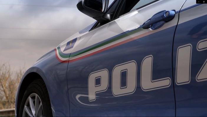 Intravede dentro a un camper oggetti che gli erano stati rubati: due denunciati per ricettazione Intravede dentro a un camper oggetti che gli erano stati rubati: due denunciati per ricettazione