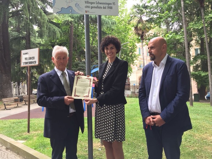Savona, inaugurata questa mattina la targa dedicata al gemellaggio con Villingen-Schwenningen Savona, inaugurata questa mattina la targa dedicata al gemellaggio con Villingen-Schwenningen