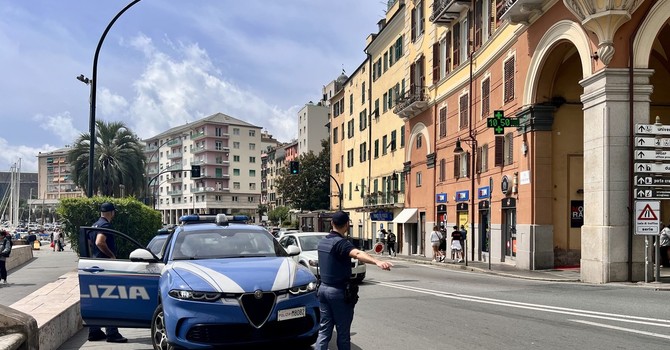 Furto in un negozio del centro degenera in aggressione a commesse, clienti e agenti: una 47enne arrestata dalla Polizia Furto in un negozio del centro degenera in aggressione a commesse, clienti e agenti: una 47enne arrestata dalla Polizia