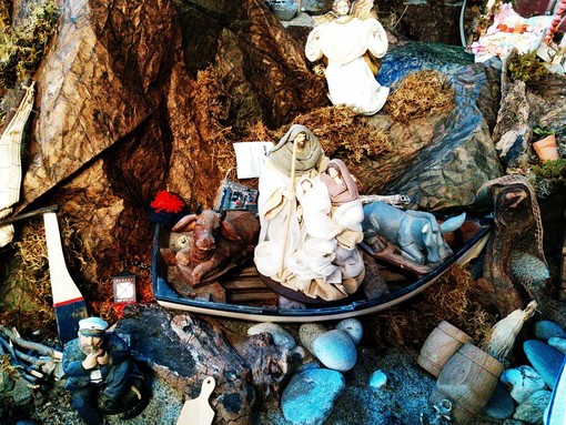 Il Bambin Gesù trova rifugio in riva al mare nel presepe della Compagnia di San Pietro a Finalmarina Il Bambin Gesù trova rifugio in riva al mare nel presepe della Compagnia di San Pietro a Finalmarina
