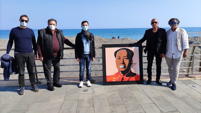 "Artemuta", i negozi di Loano diventano una galleria d'arte: "Oggi per essere commercianti bisogna essere degli artisti" (FOTO e VIDEO)