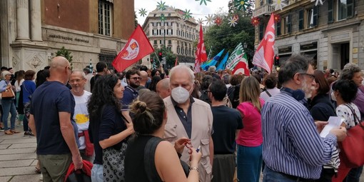Scuola, insegnanti e studenti in piazza: "Chiediamo sicurezza e rispetto del lavoro" (Foto e Video) Scuola, insegnanti e studenti in piazza: "Chiediamo sicurezza e rispetto del lavoro" (Foto e Video)