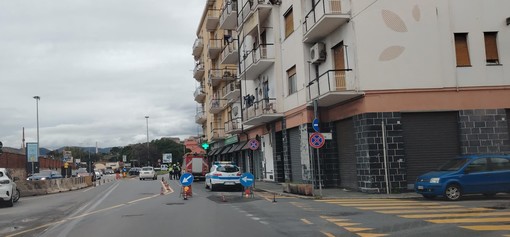 Savona, cedimento del manto stradale a Legino: intervento di Polizia Locale e Vigili del fuoco (FOTO) Savona, cedimento del manto stradale a Legino: intervento di Polizia Locale e Vigili del fuoco (FOTO)