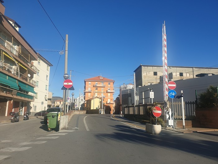 Pietra Ligure, il sindaco De Vincenzi: “Disagi al traffico dal 24 gennaio all’8 febbraio per lavori urgenti al passaggio a livello via Don G.B. Bado/via Rossello”