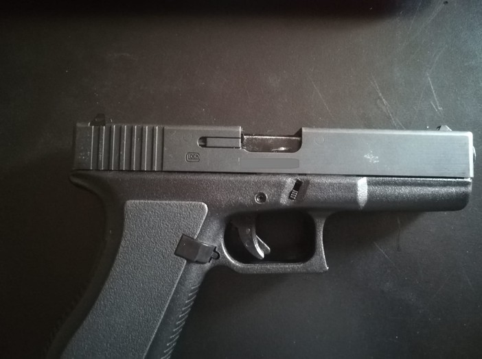 Pubblicano un video di musica trap imbracciando un'arma, perquisizioni della Polizia: era una pistola da soft-air