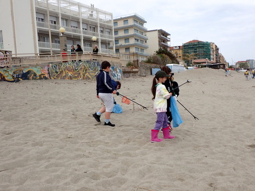 “Puliamo la spiaggia davanti alla Scuola XXV Aprile”: successo per l'evento di Assonautica Savona