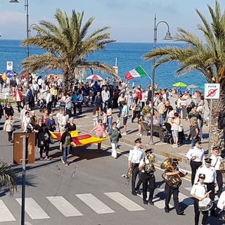 Albenga saluta la "Festa della Repubblica" con i paracadutisti (FOTO e VIDEO)