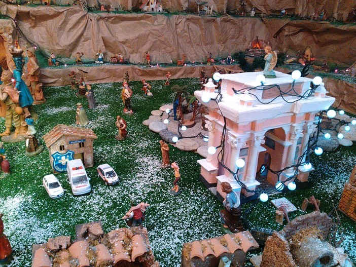 Sei metri di lunghezza e oltre 100 statuine: è il presepe artistico della Croce Bianca di Finalmarina (FOTO e VIDEO)