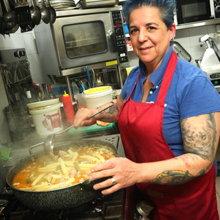 Albissola Marina, la chef Tiziana Piras della Pignatta Rossa Artrattoria presenta due nuove serate per esplorare la cucina ligure e scoprire i sapori dei fiori eduli