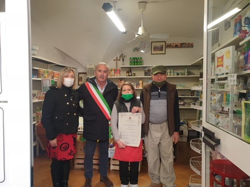 Pietra Ligure, chiude dopo 99 anni di attività il negozio di frutta e verdura "Alimentari Berrini  Nicolino Franco" di piazza La Pietra (FOTO)