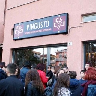 Pingusto ad Albenga cura le aiuole davanti al ristorante. Esempio di collaborazione tra cittadini e Comune