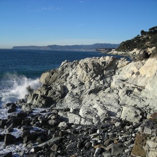 Vandali in azione a Varazze: chiodi sulla ciclopedonale Europa