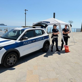 Brandeggia un coltello sul molo si Alassio: denunciato dalla Polizia Locale Brandeggia un coltello sul molo si Alassio: denunciato dalla Polizia Locale