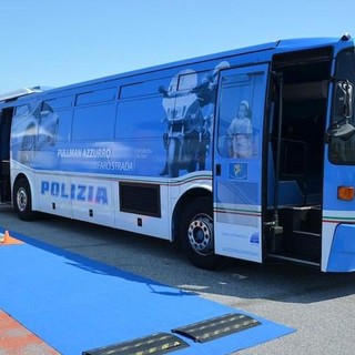 Savona, il pullman azzurro della Polizia Stradale al giro d'Italia