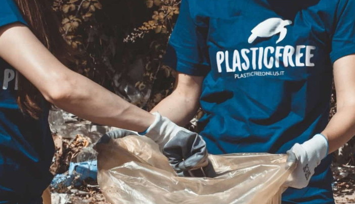 Albenga, Plastic Free e Slow Food insieme per ripulire il centro storico dai mozziconi e non solo