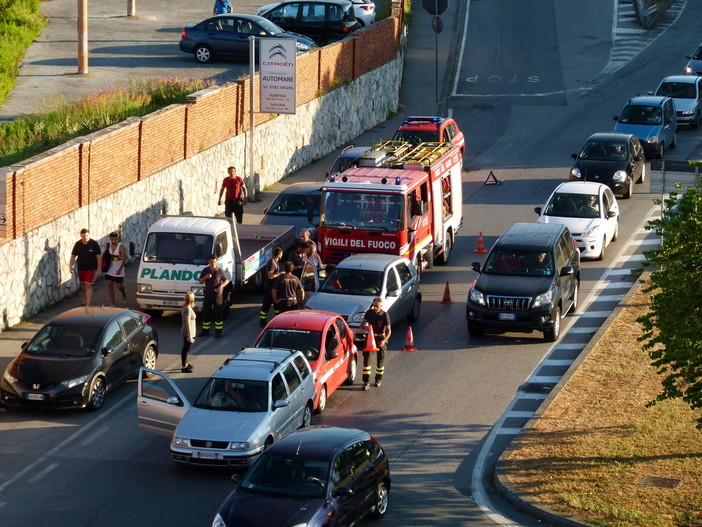 Incidente in via Stalingrado, coinvolti mezzi dei Vigili del Fuoco