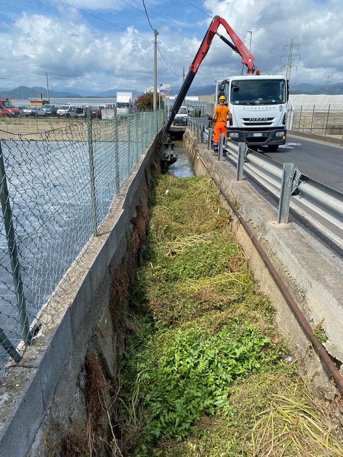Leca d’Albenga, in Regione Bagnoli pulizia straordinaria del canale Leca d’Albenga, in Regione Bagnoli pulizia straordinaria del canale
