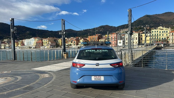 Alassio: ubriaco in stazione inveisce con violenza e sputi verso gli agenti di Polizia Alassio: ubriaco in stazione inveisce con violenza e sputi verso gli agenti di Polizia