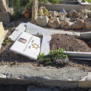 Savona, tomba ebraica profanata a Zinola: non è ancora stata riparata