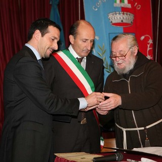 Padre Tommaso premiato con l'Alassino d'Oro nel 2009 (Foto di Silvio Fasano)