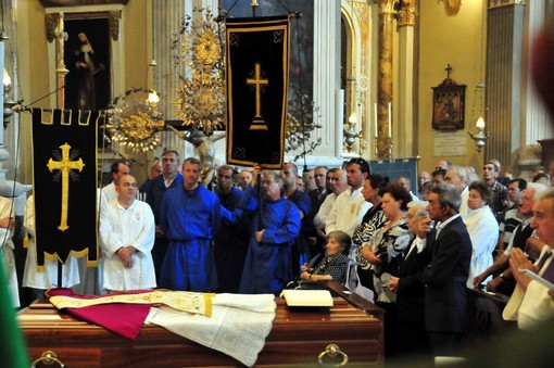 Loano: a san Giovanni l'addio a don Nicolò Parodi (foto)