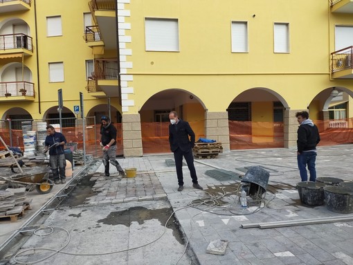 Andora, interventi di rinnovo in città a costo zero, il sindaco Demichelis: “Riuso virtuoso di materiali di recupero”