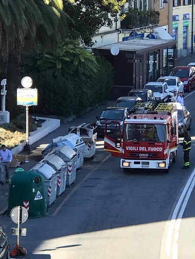 Savona, il piromane dei cassonetti colpisce anche in via Gramsci (FOTO)
