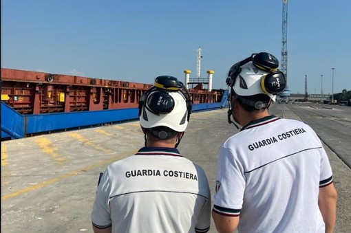 Irregolarità a bordo: la Guardia Costiera blocca una nave nel porto di Savona