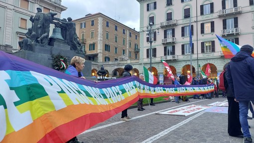 Savona, presidio per la pace in Piazza Mameli: "Chiediamo il cessate il fuoco in Ucraina e nella striscia di Gaza" (FOTO) Savona, presidio per la pace in Piazza Mameli: "Chiediamo il cessate il fuoco in Ucraina e nella striscia di Gaza" (FOTO)