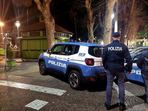 Savona, controlli delle volanti in Piazza del Popolo, arrestato un minorenne