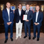 S.A.S. il Principe Alberto II, presidente della Federazione Monegasca di Atletica (FMA), Rodolphe Berlin, vicepresidente, e Frédéric Choquard, direttore, insieme a Mondo Duplantis, ambasciatore del Meeting Herculis EBS 2026. S.A.S. il Principe Alberto II, presidente della Federazione Monegasca di Atletica (FMA), Rodolphe Berlin, vicepresidente, e Frédéric Choquard, direttore, insieme a Mondo Duplantis, ambasciatore del Meeting Herculis EBS 2026.