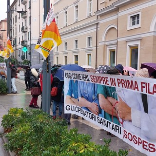 Savona, presidio di sostegno ai sanitari sospesi davanti agli uffici Asl 2: "Imposizioni perdono valore sanitario ma assumono peso coercitivo" Savona, presidio di sostegno ai sanitari sospesi davanti agli uffici Asl 2: "Imposizioni perdono valore sanitario ma assumono peso coercitivo"