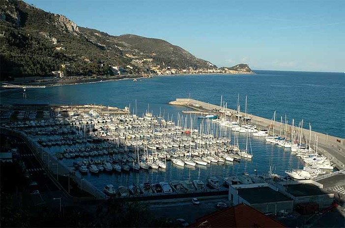 Finale, aveva imbrattato il muro della Marina di Capo San Donato: denunciato un 21enne di Carcare Finale, aveva imbrattato il muro della Marina di Capo San Donato: denunciato un 21enne di Carcare