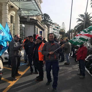 All'inizio della 'maratona' di oggi per Rivieracqua, presidio dei sindacati per i debiti verso le aziende (Foto e Video)