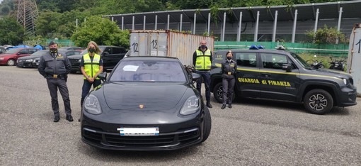 Contrabbando di auto, Agenzia delle Dogane e Finanza sequestrano Porsche Panamera (FOTO)
