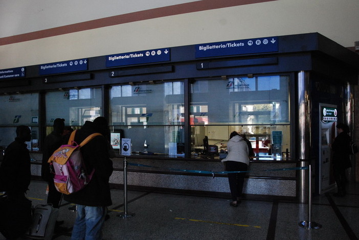 "Overbooking" di Trenitalia e molti passeggeri non trovano il bus sostitutivo verso Limone Piemonte "Overbooking" di Trenitalia e molti passeggeri non trovano il bus sostitutivo verso Limone Piemonte