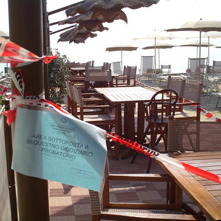 Occupazione abusiva sulla spiaggia di Noli: sequestrata un’area di 113 mq. utilizzata per i tavoli e le sedie di un ristorante