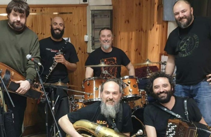 Andora, il Parco delle Farfalle si trasforma in una piazza occitana per il concerto de La Péiro Douso Andora, il Parco delle Farfalle si trasforma in una piazza occitana per il concerto de La Péiro Douso