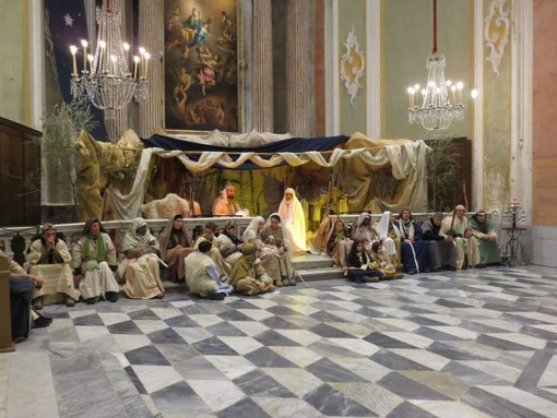 Laigueglia, la veglia di Natale con il presepe vivente in chiesa Laigueglia, la veglia di Natale con il presepe vivente in chiesa