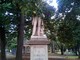 Savona: la statua di Pietro Giuria nascosta tra le fronde degli alberi, la segnalazione di Nicolick