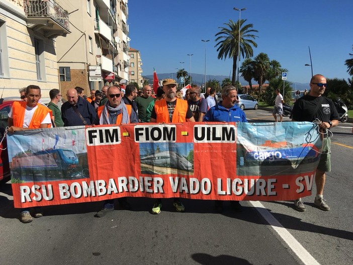 Vado, i lavoratori di Bombardier scioperano e scendono in strada: “Salviamo i posti di lavoro e la fabbrica” (FOTO e VIDEO)