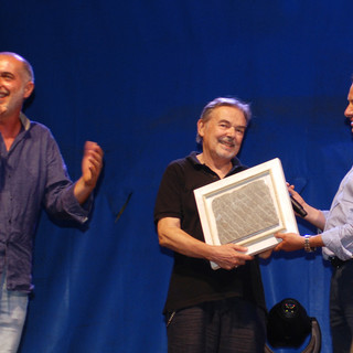Laigueglia: il premio "Questi Passi" a Mauro Pagani, magia in musica sul palco di Queste Piazze Davanti al Mare