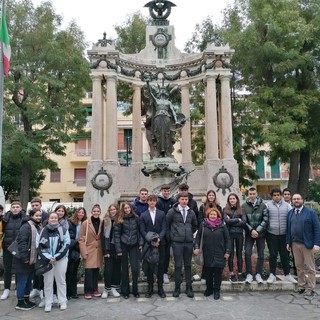 Ad Alassio posate le Pietre della Memoria: cerimonia toccante davanti al Monumento ai Caduti con l'ascolto del Violino della Shoah (FOTO)