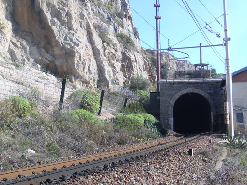 Linea ferroviaria Genova-Ventimiglia: anniversario con disagi per la “grande incompiuta” Linea ferroviaria Genova-Ventimiglia: anniversario con disagi per la “grande incompiuta”