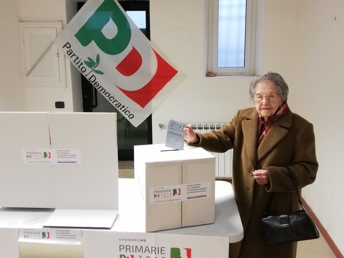 A Carcare ultracentenaria vota per le Primarie Pd (FOTO) A Carcare ultracentenaria vota per le Primarie Pd (FOTO)